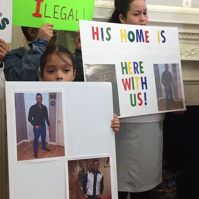 TRISTEZA. Sobrina y tía de José Villalta esperan que él no sea deportado. | Foto: Cortesía CASA