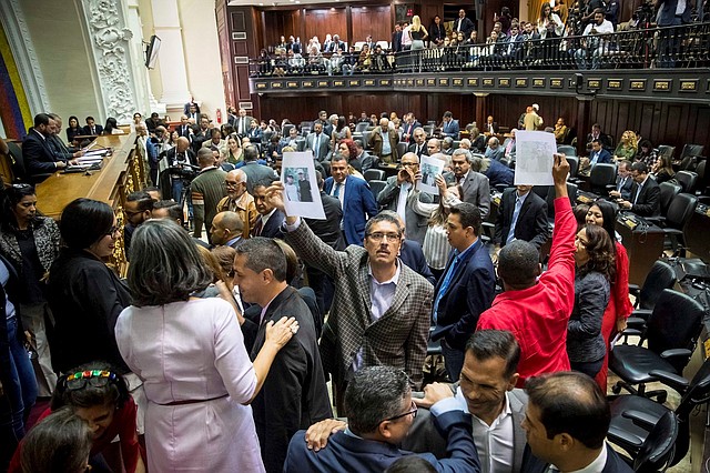 En la sesión del martes, diputados afectos a Maduro gritaron consignas contra Javier Maroto, portavoz del Partido Popular (PP) en el Senado español, José Ignacio Echániz, portavoz adjunto del PP en el Congreso; Valentina Martínez, secretaria de Relaciones Internacionales del PP, y Belén Hoyo, presidenta del Comité Electoral Nacional del PP, en el Palacio Federal Legislativo en Caracas posterior al evento Encuentro parlamentario mundial por la democracia. | Foto: Efe/Miguel Gutiérrez.