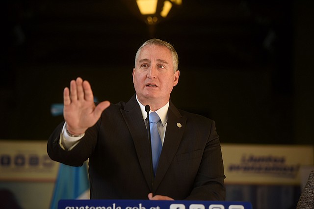 POLÍTICA. El ministro guatemalteco Enrique Degenhart reconoció en agosto las presiones y amenazas de Estados Unidos para concretar el acuerdo sobre el asilo. | Foto: Efe/Edwin Bercían.