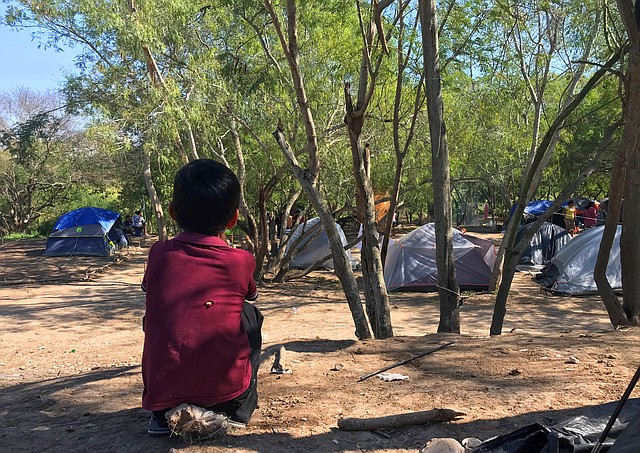 MIGRACIÓN. Campamento de centroamericanos en Matamoros, ciudad mexicana fronteriza, donde aguardan por respuesta a petición de asilo, el 19 de noviembre. | Foto: Efe/Abraham Pineda Jácome.