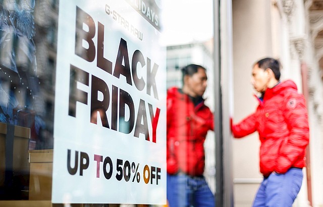 COMERCIO. Una persona junto a un cartel de promoción relacionado con el Black Friday en Nueva York, el 25 de noviembre de 2019. | Foto: Efe/ Justin Lane.
