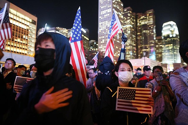 CRISIS. Manifestantes prodemocráticos enarbolan banderas nacionales de Estados Unidos durante una manifestación del Día de Acción de Gracias en Edimburgo Place, Hong Kong, China, el 28 de noviembre de 2019