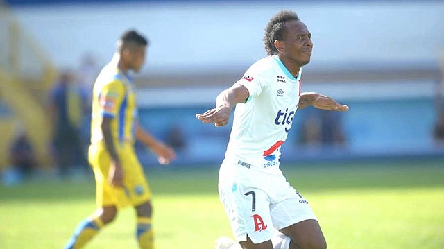 FÚTBOL. Bladimir Díaz fue goleador de los albos en el Clausura 2019, además de ser el máximo romperredes del torneo. | Foto EDH/archivo.