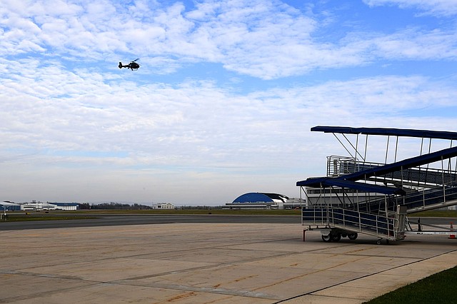 LOCALES. Imagen del despegue de un helicóptero en el Aeropuerto Regional de Hagerstown, el 21 de noviembre. | Foto: Katherine Frey / The Washington Post.