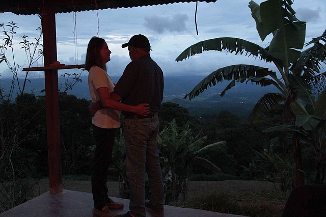 Rafael y su esposa siguen plantados frente a la esperanza de la paz. Foto: Semana/ Wladimir López Granados.