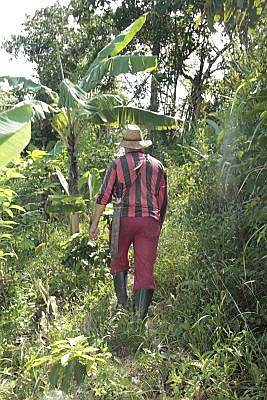 A Darío no lo amilanan las empinadas cuestas de su parcela en Venezuela, ni tampoco las de la vida. | Foto: Semana/ Wladimir López Granados.