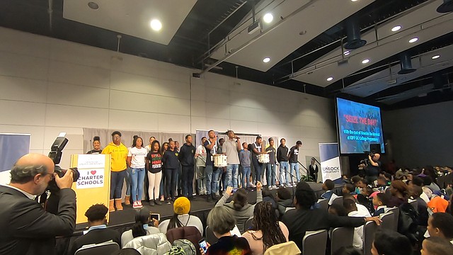 ESTUDIANTES. Un grupo de estudiantes realizó una presentación de canto como parte de la actividad.