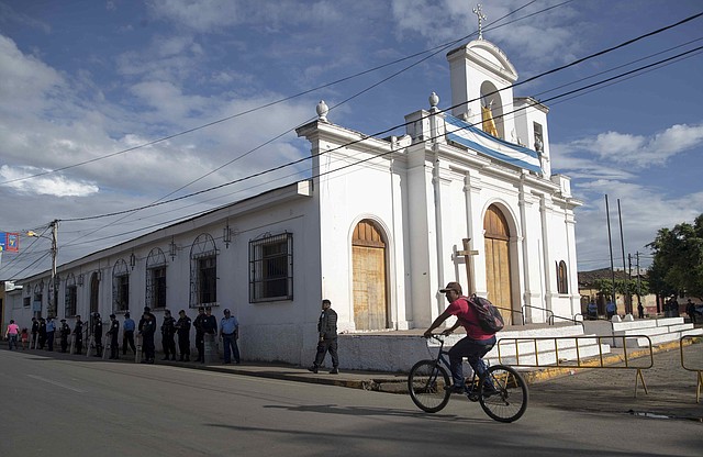 REPRESIÓN. Funcionarios de orden público tomaron los alrededores de la iglesia San Miguel, en Masaya, el viernes 15 de noviembre, donde un grupo de madres de presos políticos realizó una huelga de hambre. | Foto: Efe/Jorge Torres.
