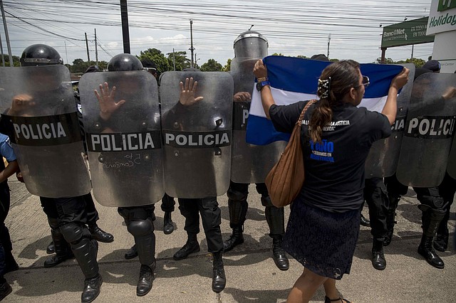 PROTESTAS. Pese a la criminalización de las manifestaciones, los ciudadanos no han dejado de manifestar por completo. | Foto: Efe/Jorge Torres.