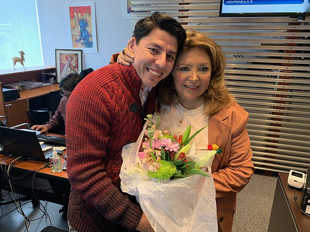 FAMILIA. Beatriz Revollo, quien ejercerá como cónsul general de Bolivia en Washington, DC, con su hijo Daniel, el lunes 2 de diciembre en la sede del consulado de Bolivia. | Foto: MILAGROS MELÉNDEZ PARA ETL.
