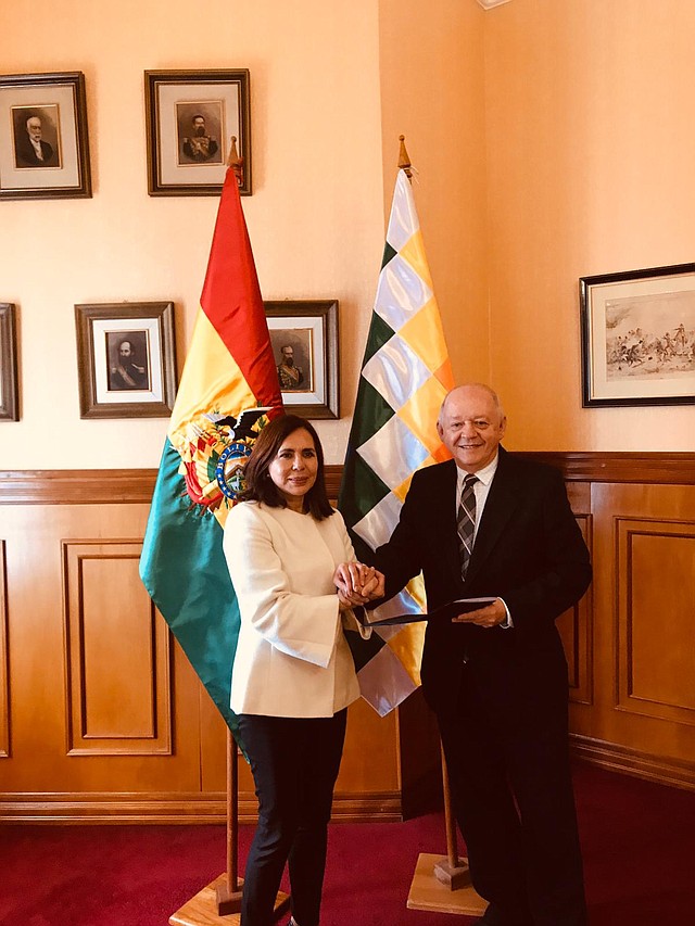 DIPLOMACIA. Ministra de Relaciones Exteriores, Karen Longaric al anunciar a Óscar Serrate (der.) como Embajador en Misión Especial ante gobierno de EEUU. | Foto: CANCILLERÍA DE BOLIVIA.