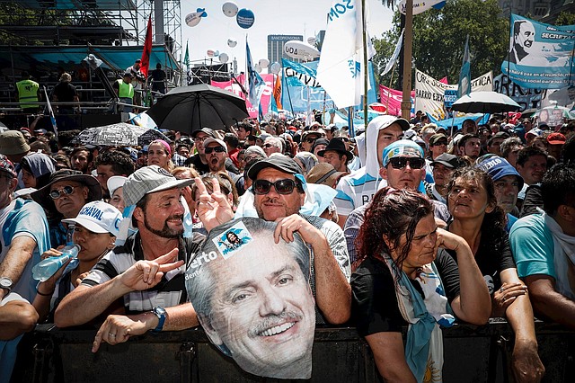 BUENOS AIRES. Miles de personas se concentran frente a la Casa Rosada, sede del Ejecutivo, a la espera del nuevo presidente de Argentina, Alberto Fernández. | Foto: Efe/Juan Ignacio Roncoroni.