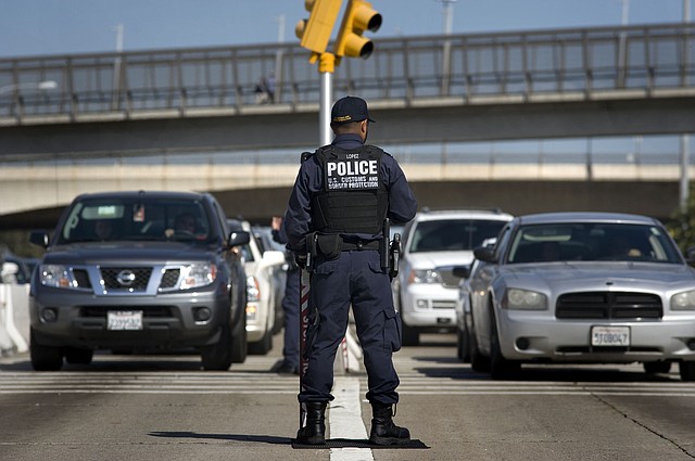 FRONTERA. Un agente de la Oficina de Aduanas y Protección Fronteriza entre el tránsito en el paso de San Ysidro (San Diego) y Tijuana (México). | Foto: Efe/David Maung.
