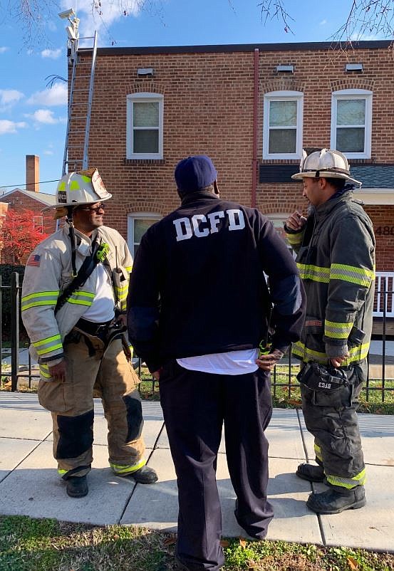 LOCALES. Imagen del edificio afectado por el incendio del panel solar. | Foto: Twitter @dcfireems.