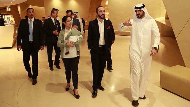 VISITA. El Presidente Nayib Bukele y su esposa Gabriela de Bukele en la visita al Museo Nacional de Catar. Foto cortesía.