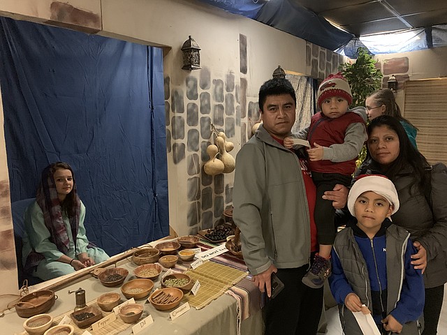 MERCADO. La familia guatemalteca compuesta por Carlos, Marisol y sus niños David y Joshua en el mercado de Belén.