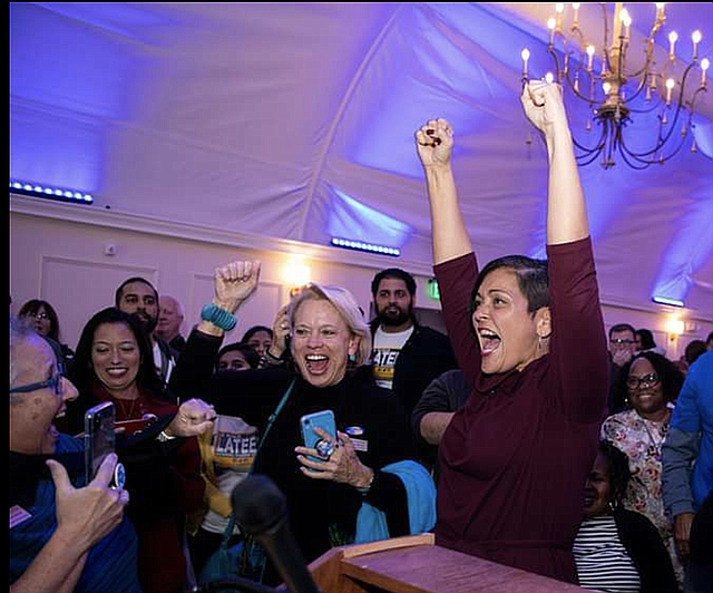 TRIUNFO. La delegada estatal Hala Ayala celebra efusivamente la victoria de los Demócratas en Virginia, el martes 5 de noviembre. | CREDITO: M.M.C