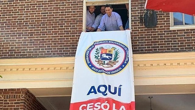EMBAJADOR. Carlos Vecchio izó la bandera de su país desde la sede diplomática tras tomar el control de la embajada el 16 de mayo de 2019. | CREDITO: ETL