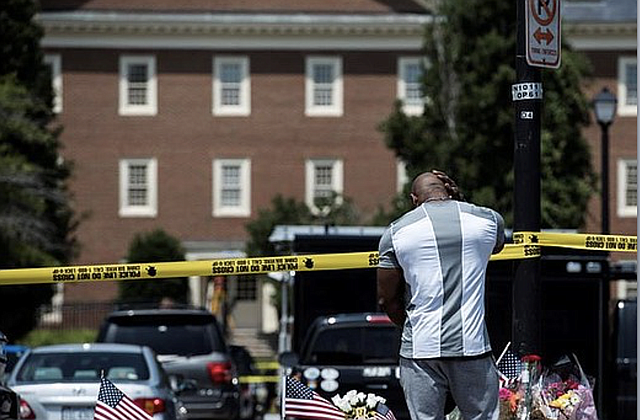 TRAGEDIA. D'Shawn Wright, de 39 años, de pie frente al monumento cerca del lugar de un tiroteo masivo en Virginia Beach.