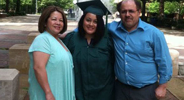 SUPERACIÓN. Los padres de Brenda, José Domingo Hernández y Marlene Hernández, el día que se graduó de licenciada