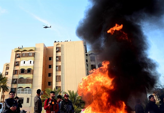 SEGURIDAD. Un helicóptero estadounidense AH-64E Apache sobrevoló una manifestación en las inmediaciones de la embajada estadounidense en Bagdad, el miércoles 1° de enero. | Foto: Efe/ Murtaja Lateef.