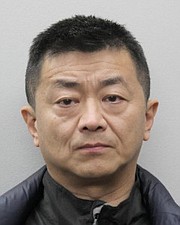 Foto de Jun Hou publicada por el Departamento de Policía del condado de Fairfax.