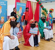 TRADICIÓN. Los tres reyes magos repartieron obsequios a unos 300 niños en el área de Langley Park