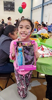 ALEGRÍA. A la niña Hailey Gutiérrez, de siete años, los reyes magos le trajeron una muñeca que la hizo muy feliz