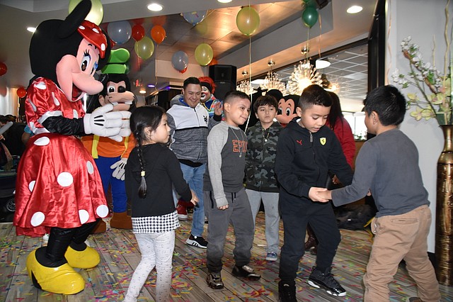 ALEGRÍA. Con baile y juegos, los niños y sus familias pasaron un Día de Reyes ameno en Casa Dora
