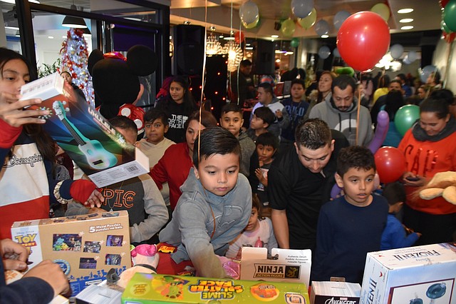 REGALOS. Los típicos juguetes y también otros que ponen énfasis en la educación, fueron regalos del Día de Reyes
