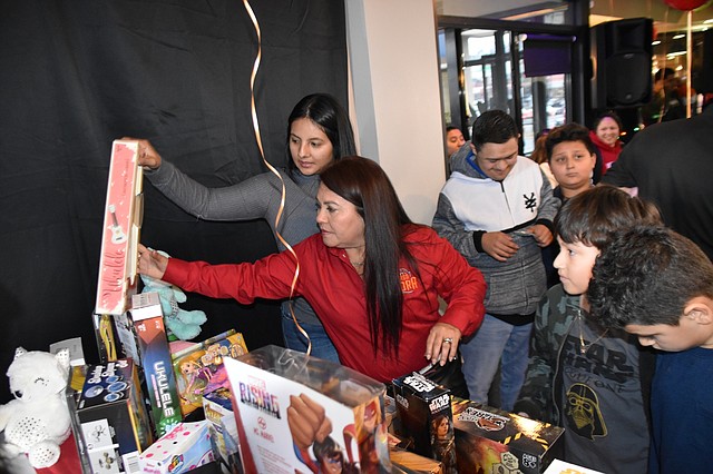 ILUSIÓN. Dora Escobar sostiene que un juguete o regalito alimenta la ilusión de los niños en esta época