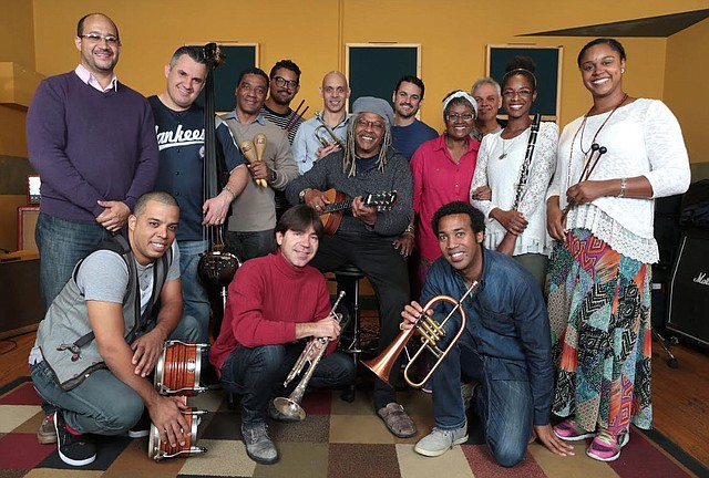ORQUESTA. La Afro-Cuban All Stars presenta a lo mejor de la nueva generación de músicos cubanos.
Foto: Juan de Marcos – Cortesía.