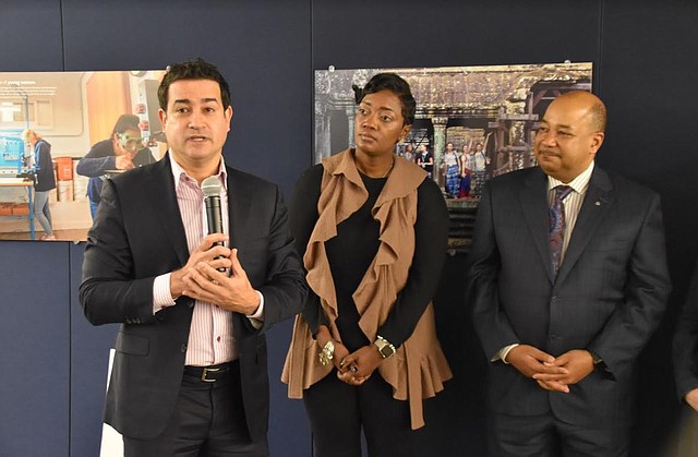 FUTURO. Mario Acosta-Vélez de Verizon (izq.) y otros directivos de la corporación, destacando la imporancia de apoyar las carreras del futuro. | CREDITO: Tomás Guevara - ETL