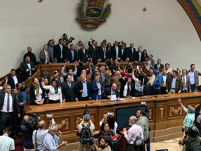 SESIÓN. Este martes el grupo parlamentario que acompaña a Guaidó logró entrar al Hemiciclo de sesiones pese a las trabas de la Guardia Nacional. | Foto: Centro de Comunicación Nacional