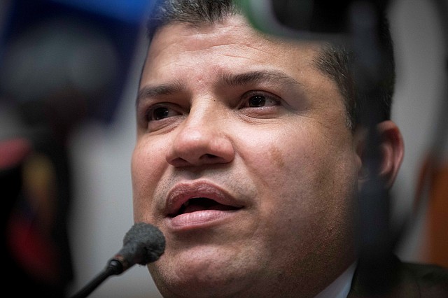 JUNTA PARALELA. El diputado Luis Parra no presentó la lista de los legisladores que votaron por él. | Foto: Efe/Rayner Peña