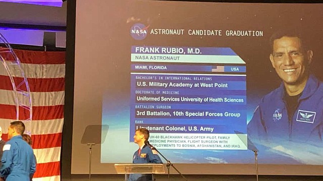 CIENCIA. El salvadoreño Frank Rubio se gradúa como astronauta. | Foto cortesía/elsalvador.com.