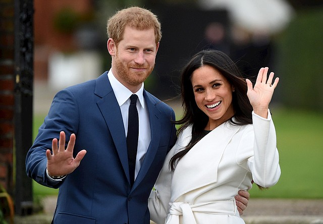 REALEZA. El príncipe Harry posó junto con Meghan Markle durante una sesión de fotos, después de anunciar su compromiso en el Palacio de Kensington en Londres, el 27 de noviembre de 2017. | Foto archivo: Efe.