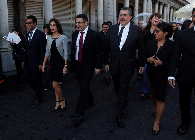 POLÍTICA. La diputada del partido Semilla Lucrecia Hernández Mack (2i), hija de la antropóloga Myrna Mack, camina con su bancada hacia el Congreso, para asistir a la investidura de Alejandro Giammattei como nuevo presidente de Guatemala, este martes, en Ciudad de Guatemala (Guatemala)