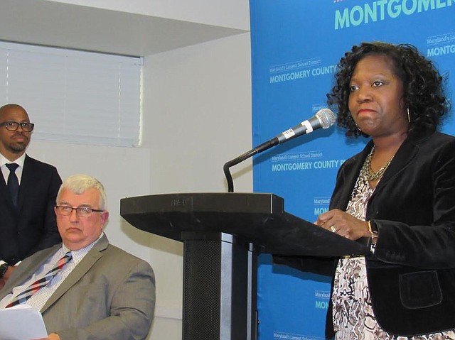 ACCIÓN. Monifa McKnight, superintendente adjunta de las Escuelas y el superintendente Jack Smith (Izq.). | CREDITO: Milagros Meléndez para ETL.