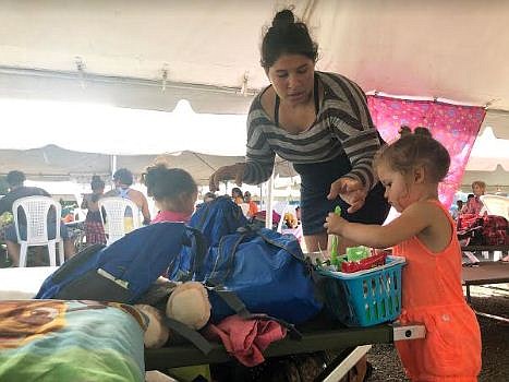 DAMNIFICADA. Angélica Hernández y su familia dejaron su casa después de que los terremotos rompieran el techo. Ahora viven en un campamento. | Foto: Arelis R. Hernandez — The Washington Post.