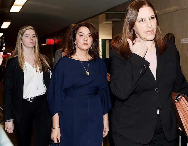 SHOW. La actriz Annabella Sciorra (C) llega a declarar como testigo en el juicio por agresión sexual del ex productor de Hollywood Harvey Weinstein ante la Corte Suprema del Estado de Nueva York en Nueva York, Nueva York, EE.UU., 23 de enero de 2020