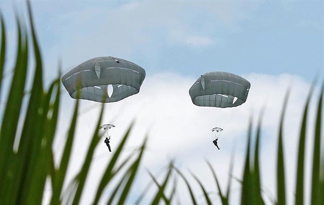 COLOMBIA. Paracaidistas participan en ejercicios militares conjuntos entre los ejércitos de Colombia y Estados Unidos en el Centro Nacional de Entrenamiento de Tolemaida