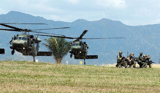 UNIÓN. Soldados los ejércitos de Colombia y Estados Unidos participan en ejercicios militares conjuntos este domingo en el Centro Nacional de Entrenamiento de Tolemaida