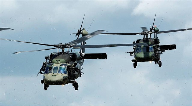 ACCIONES. Helicópteros participan en ejercicios militares conjuntos de los ejércitos de Colombia y Estados Unidos este domingo en el Centro Nacional de Entrenamiento de Tolemaida (Colombia)