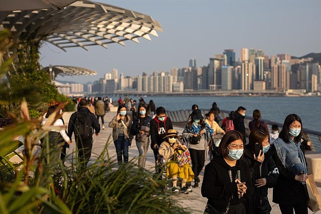 CRISIS. Personas con máscaras en el paseo marítimo de Tsim Sha Tsui en Hong Kong, China, 29 de enero de 2020