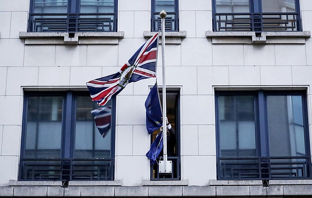 MUNDO. La bandera de la UE fue removida de la sede de la representación británica en Bruselas, Bélgica, el 31 de enero de 2020. | Foto: Efe.