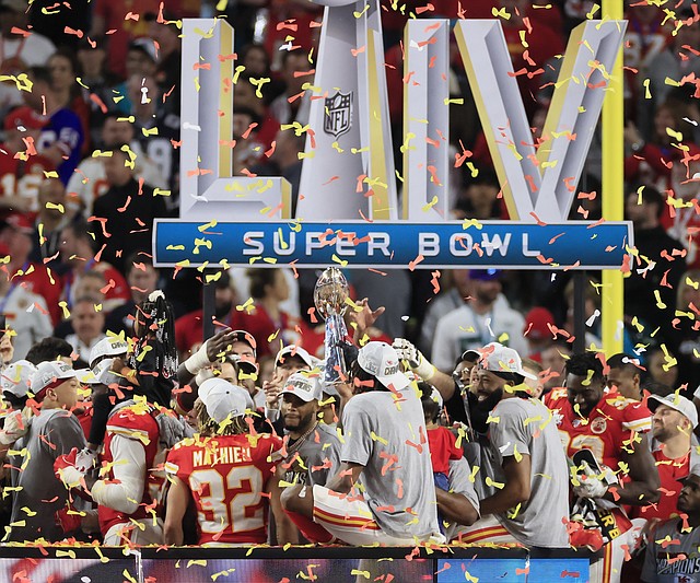 DEPORTES. Celebración de los Jefes de Kansas City con el Trofeo Vince Lombardi al ganar el Super Bowl LIV de la Liga Nacional de Fútbol. | Foto: Efe.