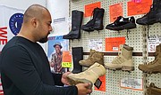 Botas. Por la durabilidad, la calidad y el precio, las botas militares son muy solicitados entre los trabajadores que trabajan en todo lo relacionado con construcción. | FOTO: Olga Imbaquingo