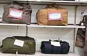 Militar. La tienda tiene un gran surtido de maletas y mochilas, especialmente de tipo militar; y, mochillas especiales que contienen todo lo necesario para sobrevivir tres días, están a la venta en Ranger Surplus. | FOTO: Olga Imbaquingo