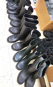 Tallas. Las botas para trabajar en la nieve están en una variedad de tallas, al igual que las medias especiales de invierno. | FOTO: Olga Imbaquingo